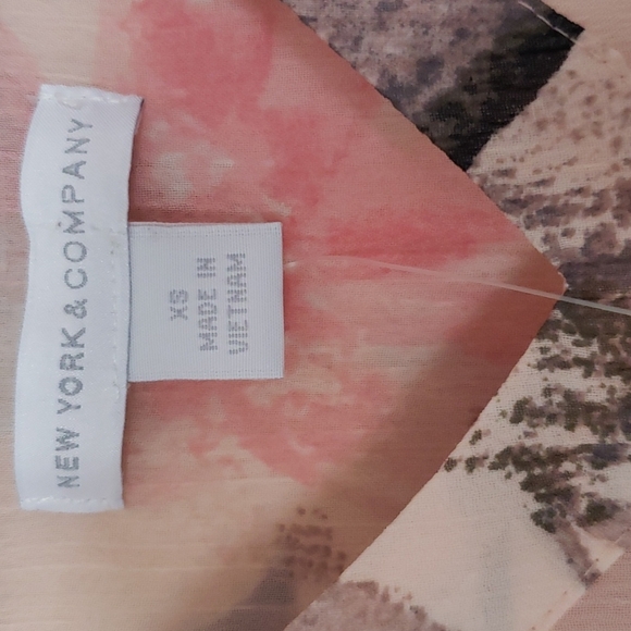 New York & Company Sheer Cropped Floral Blouse XS NWT - Picture 3 of 5